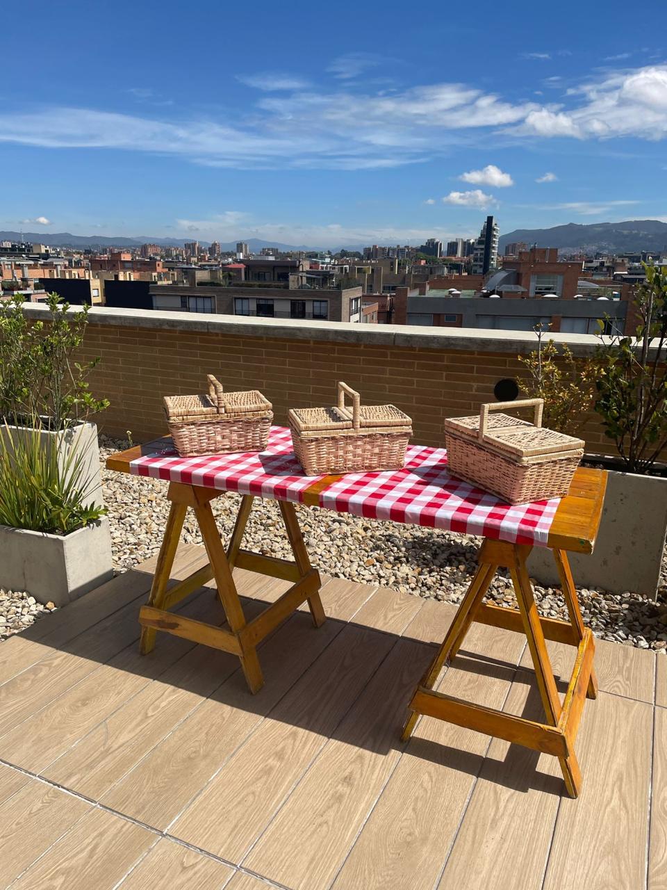 ** Mesa Caballete
Caballete Pequeña con patas Altas
1.62Cm x 71cm Alto
$ 60.000
Camino de mesa
$10.000
$20.000 cesta picnic