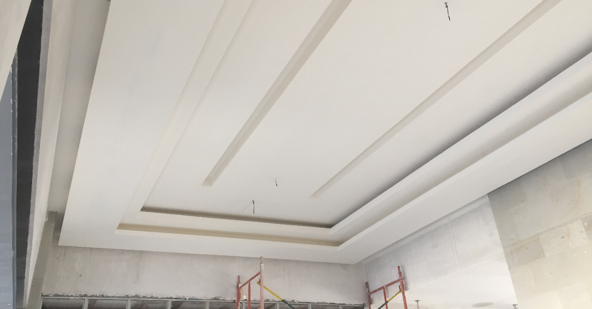 Plafón de luz indirecta en varios niveles