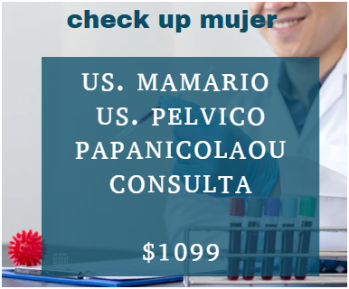 Mujer acostada en una clínica observando imágenes de ultrasonido en dos monitores en una sala médica.