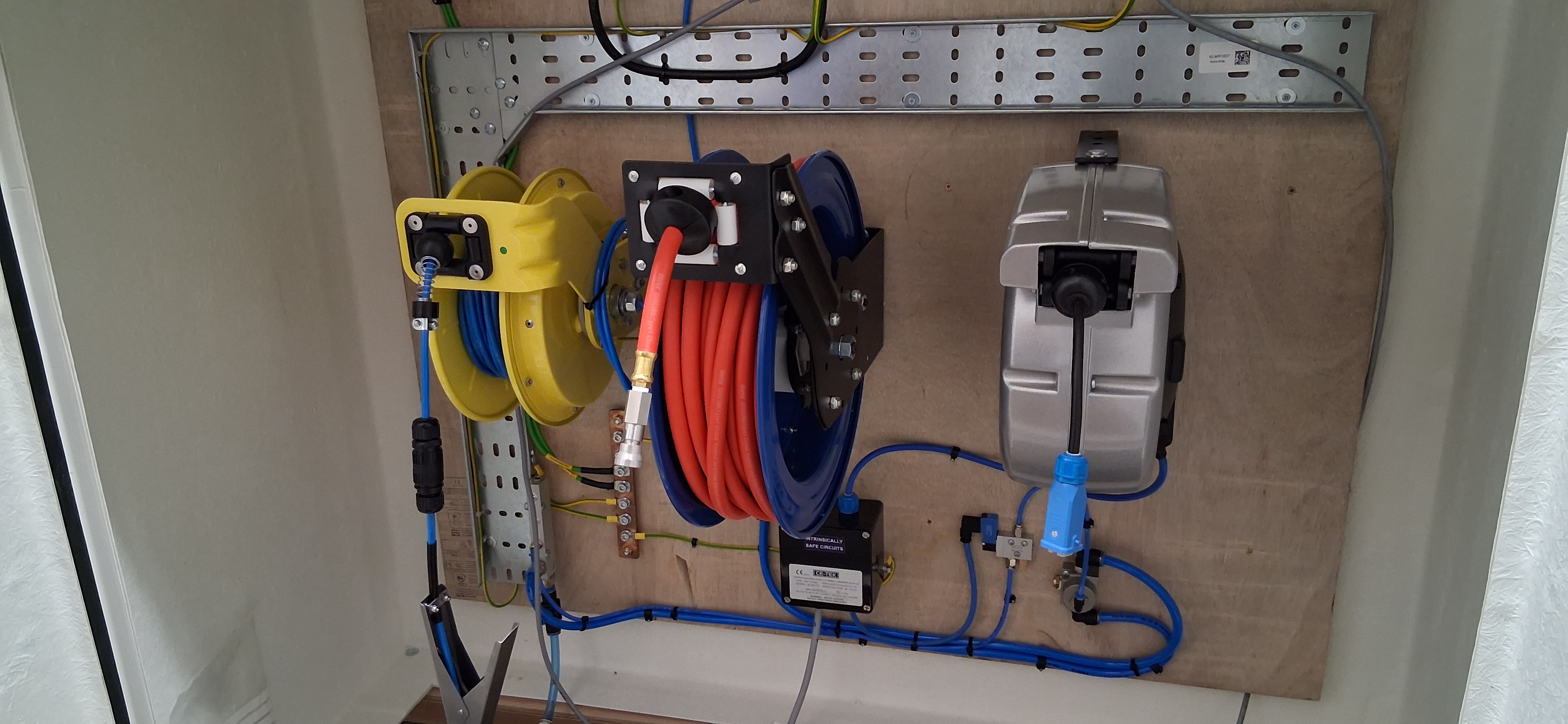 https://0201.nccdn.net/4_2/000/000/064/d40/kiosk-5-reels.jpg