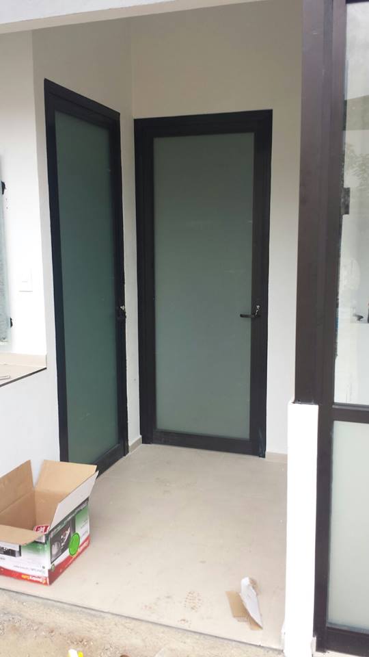 Puerta en aluminio bronce linea panorama y cristal satinado de 6mm