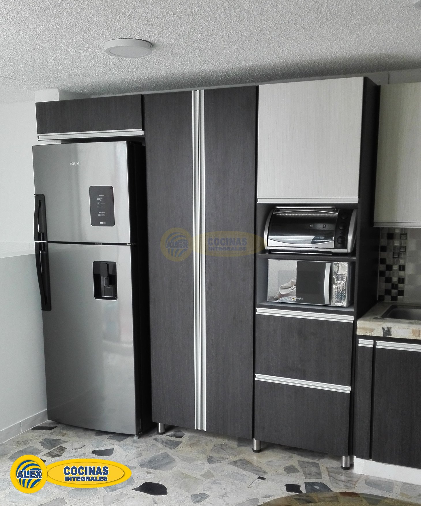 Cocina en L colores Volcano y Glacial con manija perfil aluminio