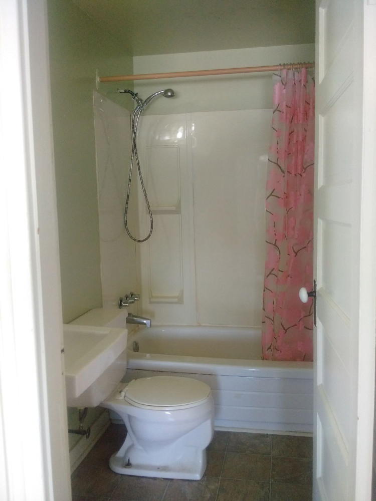 421 Douglas #3 Bathroom