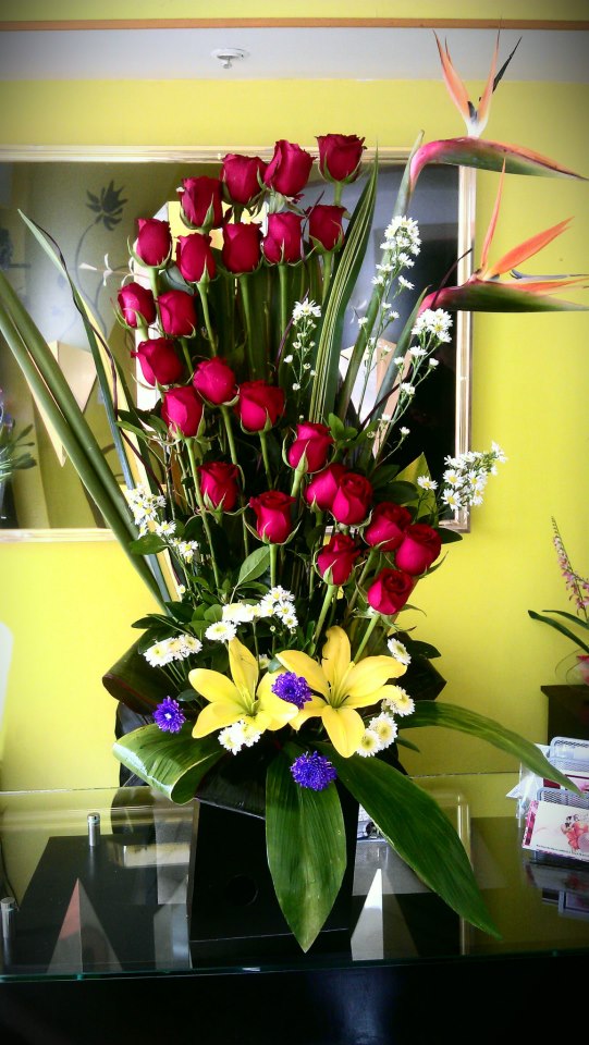 Arreglo A31 de 24 rosas rojas,ave de paraiso,lilies pueden variar de color.
$1400