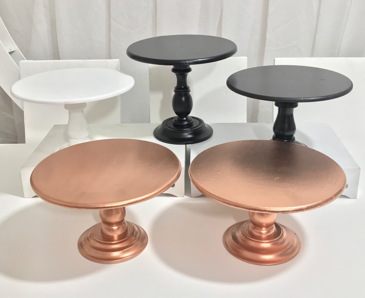 Base Redonda Para Postres
30 cm Diámetro 
Oro Rosa , Negro y Blanco
$ 20.000 Unidad