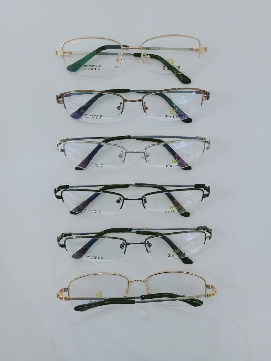 Modelo: 1915
Colores: Cafe, Negro, Dorado, Gris y Plateado