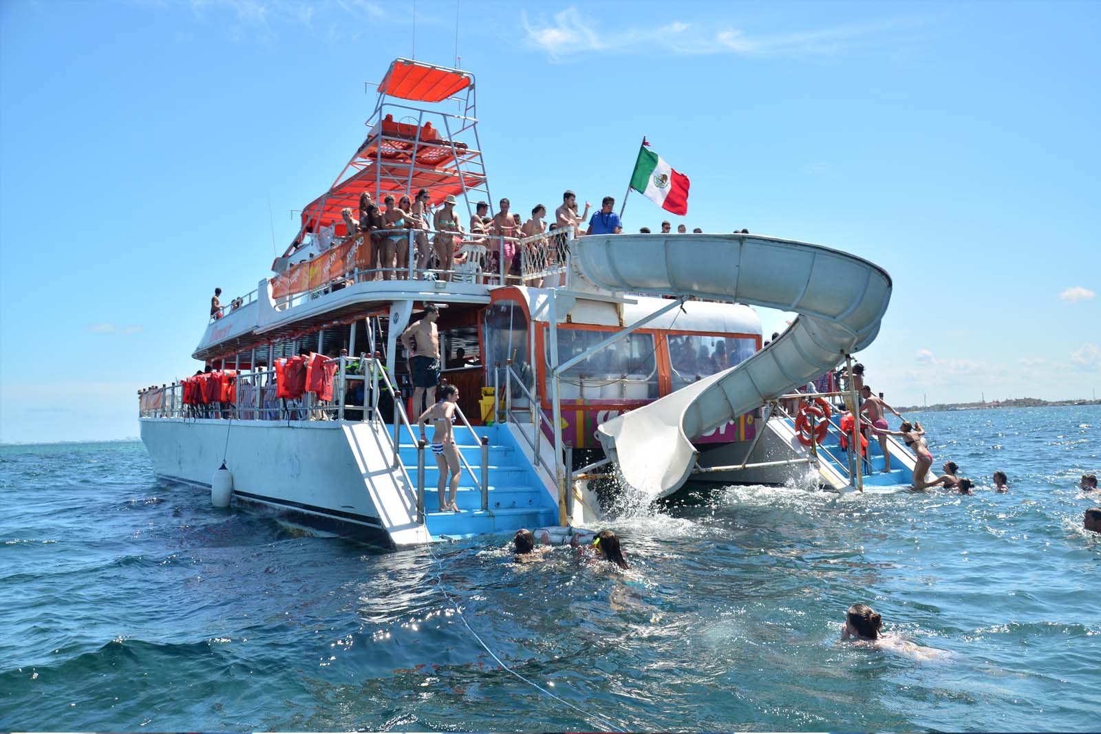 BARCO CON TRAMPOLIN Y TOBOGAN, NO LEFALTA NADA.. ¡¡¡¡