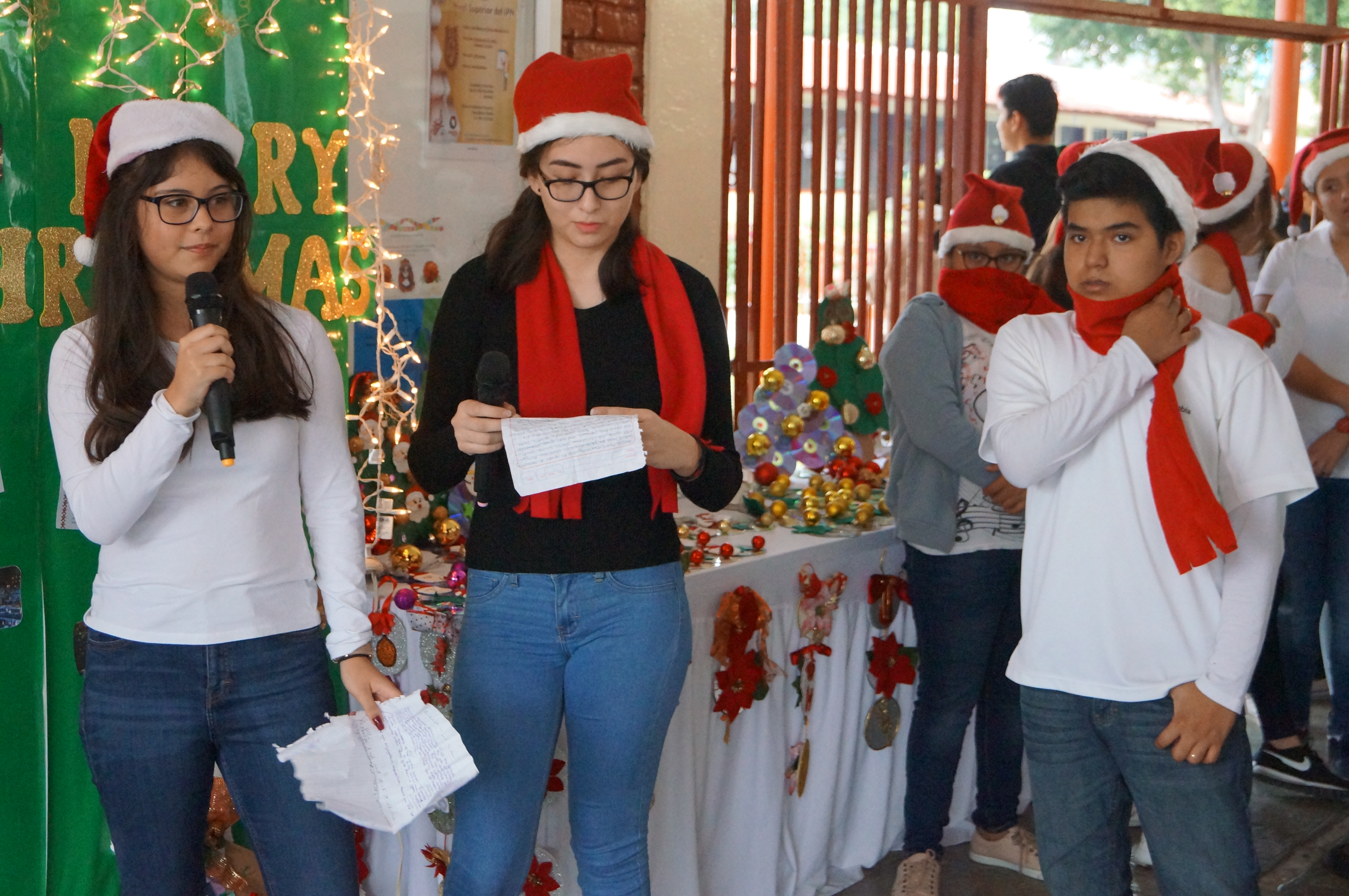 ALUMNOS EXPLICANDO EN INGLÉS LAS ACTIVIDADES QUE NOS PRESENTAN