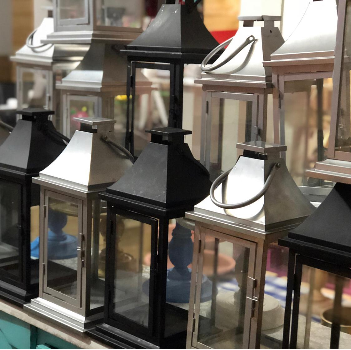 Farol de metal 
Medidas 41 cm de Altura X 
20cm de Ancho 
 $25.000