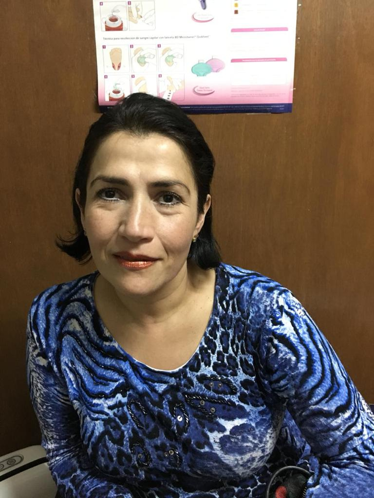 Hola que tal Soy Elyzabeth Olmos y les quiero platicar mi vivencia hace dos años para ser exactos el 23 de febrero de 2017 tuve un brote de esclerosis múltiple y se debutó dejándome ciega entre a urgencias estuve hospitalizada en el hospital San Ángel Inn Chapultepec un mes y medio, y en ese mes y medio en el dictamen de los médicos eran muy desalentador ya que comentaron a mis padres que debido al brote yo corría riesgo de empezar a perder el habla, empezar a perder la razón y empezar a perder el movimiento se empezaron a hacer estudios, biopsia, estudios del sistema inmunológico, estudios de médula y resonancia magnética con contraste para determinar si era una esclerosis múltiple, con lo que se comprobó que si era dicha enfermedad . Para mayo, tuve la fortuna de conocer a la Dra. Estela y me empezó a tratar con células de bovino y complementos y en julio del 2017 me realizo el primer implante de medula ósea de células madres esto causó un éxito en mi cuerpo ya que los médicos y la neuroftalmologa se quedaron asombrados con el resultado del procedimiento. Después de haberme hecho el implante de las células madres como a los 4 meses de tratamiento resultó que me hicieron el examen de Campos visuales y otros exámenes médicos para los ojos y recupere el 95% de visión, gracias a Dios después de un año 11 meses de tratamientos y de que ya me hicieron mi segundo implante de células madres les puedo decir que me acaba de dar la maravillosa noticia mi neuróloga de que el próximo mes me va a hacer mi resonancia magnética y si el resultado es exitoso y el padecimiento sigue dormido como cuando lo logramos el primer implante entonces me va a retirar el medicamento aubagio Qué es un es un medicamento que hace las veces de quimioterapia te ayuden algunas cuestiones tanto para tener el padecimiento de la esclerosis como para evitar un brote pero te pega al hígado entonces por eso es importante que si ya el padecimiento si dormido y las lesiones que causó el primer brote ya no han generado más lesiones en ese momento es causa de retirar completamente el medicamento por lo tanto yo estoy muy contenta y agradecida con Dios y con el universo de haberme puesto en mi camino este equipo de doctores y de ayudantes que gracias a Dios son una opción, lo mejor que me ha sucedido en la vida. Gracias a ellos tengo una calidad de vida maravillosa. Espero que pueda seguir ayudando a tanta gente como lo hizo conmigo.