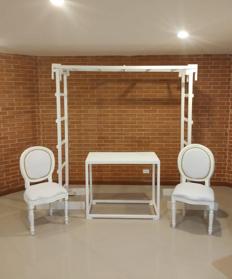 Marco escalera
Medidas: 209cm de
Altura X 203cm Largo
Alquiler $ 120.000