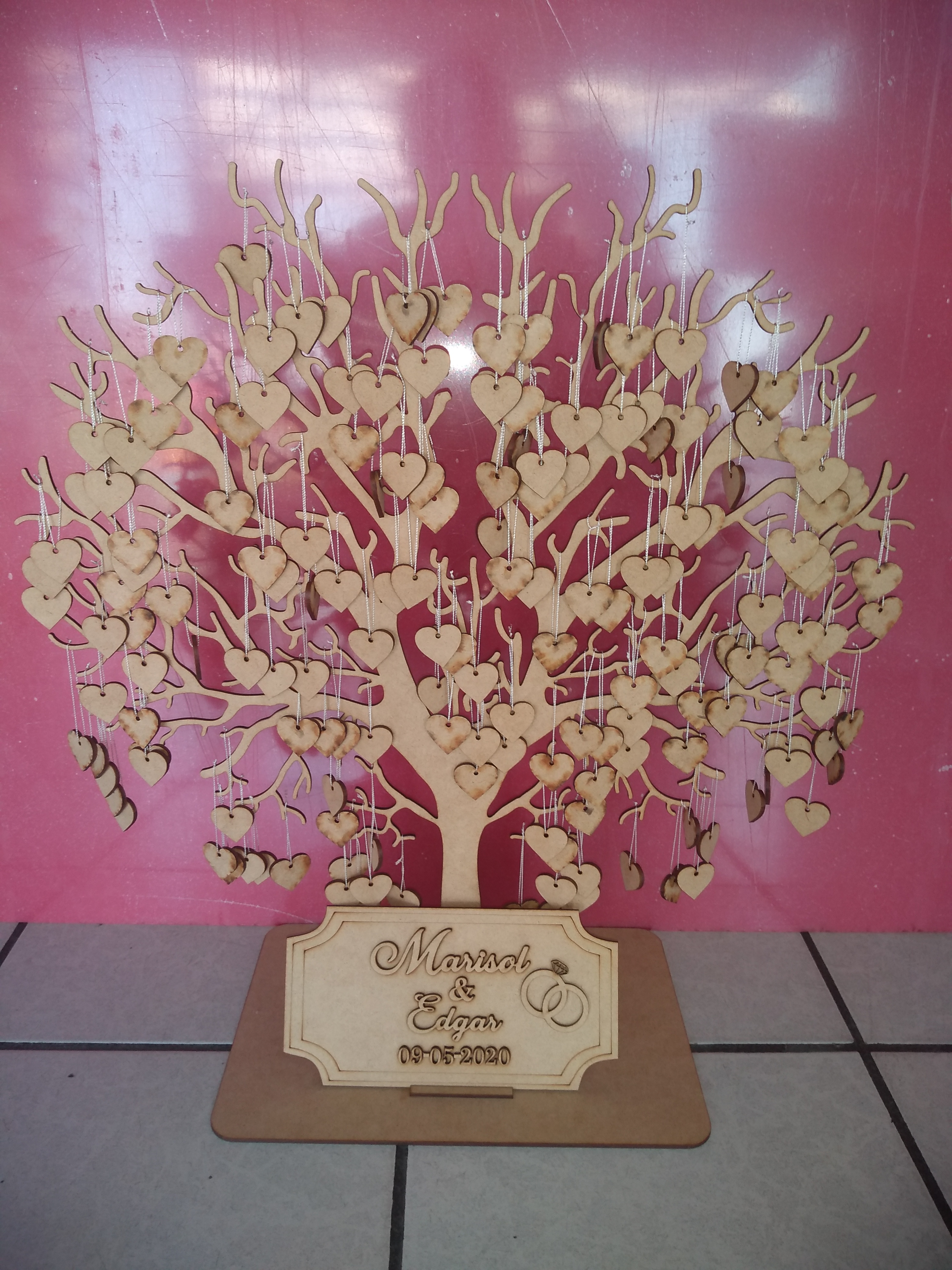 Árbol para Firmas
Paquete:
-100 piezas (corazones, mariposas, etc).
-Placa Personalizada
-Caja Sencilla
$350.00