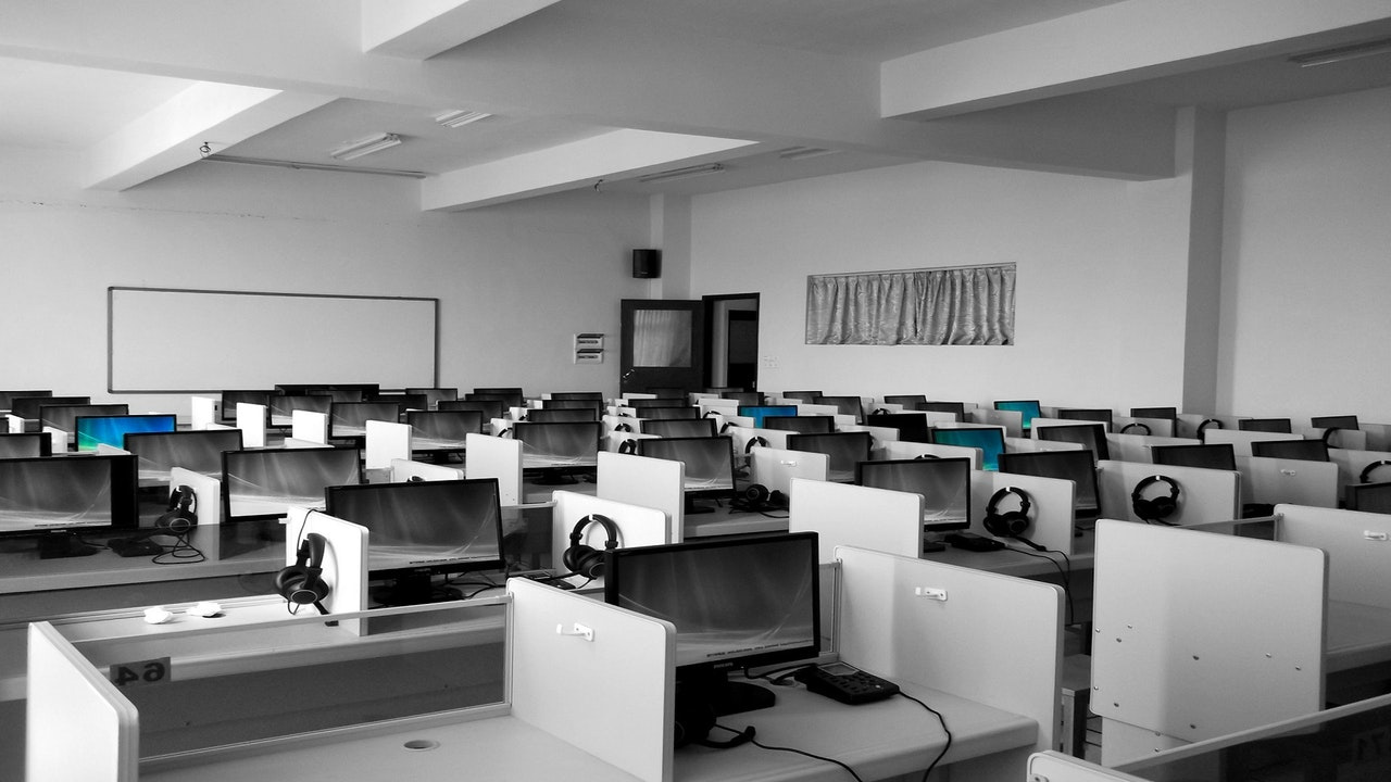 https://0201.nccdn.net/4_2/000/000/06b/a1b/businessmen-classroom-communication-267507-1280x720.jpg