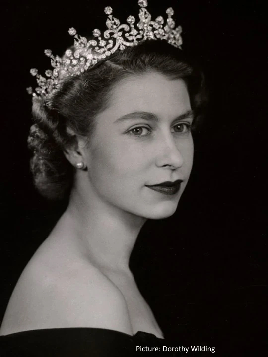 https://0201.nccdn.net/4_2/000/000/06b/a1b/hm-queen.png