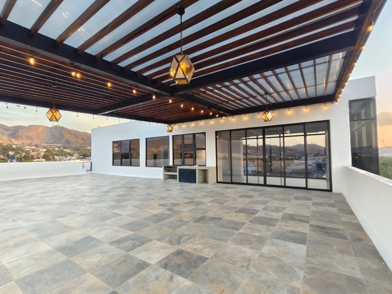 INTERIOR DE EDIFICIO ALPHATEAM INTERIOR DE EDIFICIO ALPHATEAM