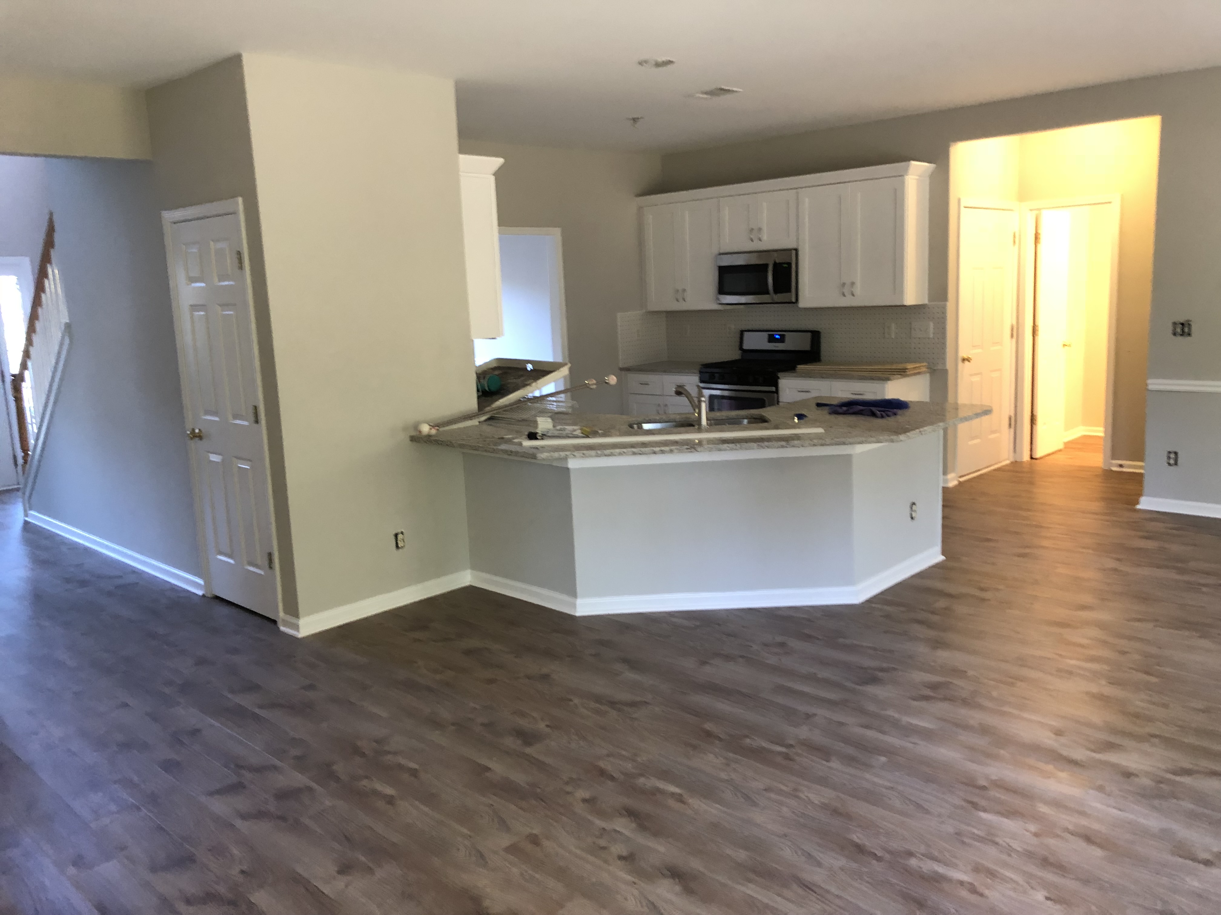 Kitchen with vinyl flooring 3