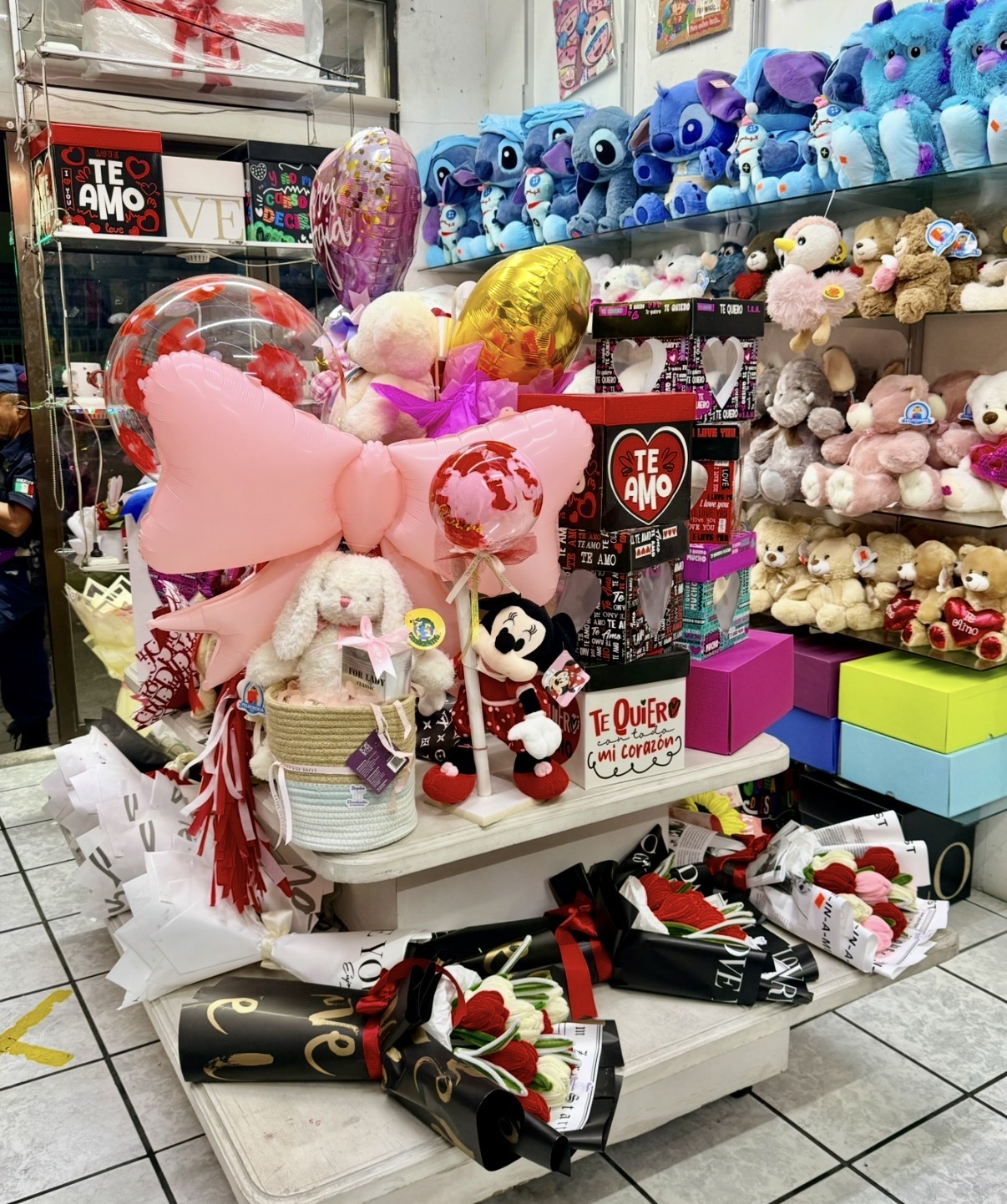 Hombre con delantal atendiendo a cliente con traje en una tienda de artículos de cuero, rodeados de bolsas y carteras. Hombre con delantal atendiendo a cliente con traje en una tienda de artículos de cuero, rodeados de bolsas y carteras.