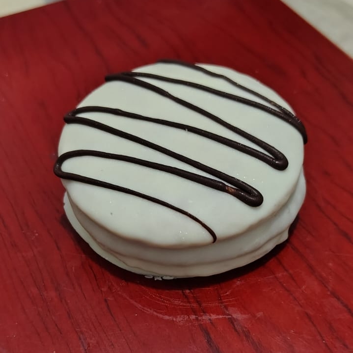 alfajor oscuro con baño blanco