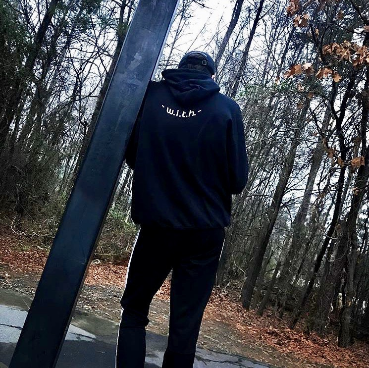 Children eating sandwiches