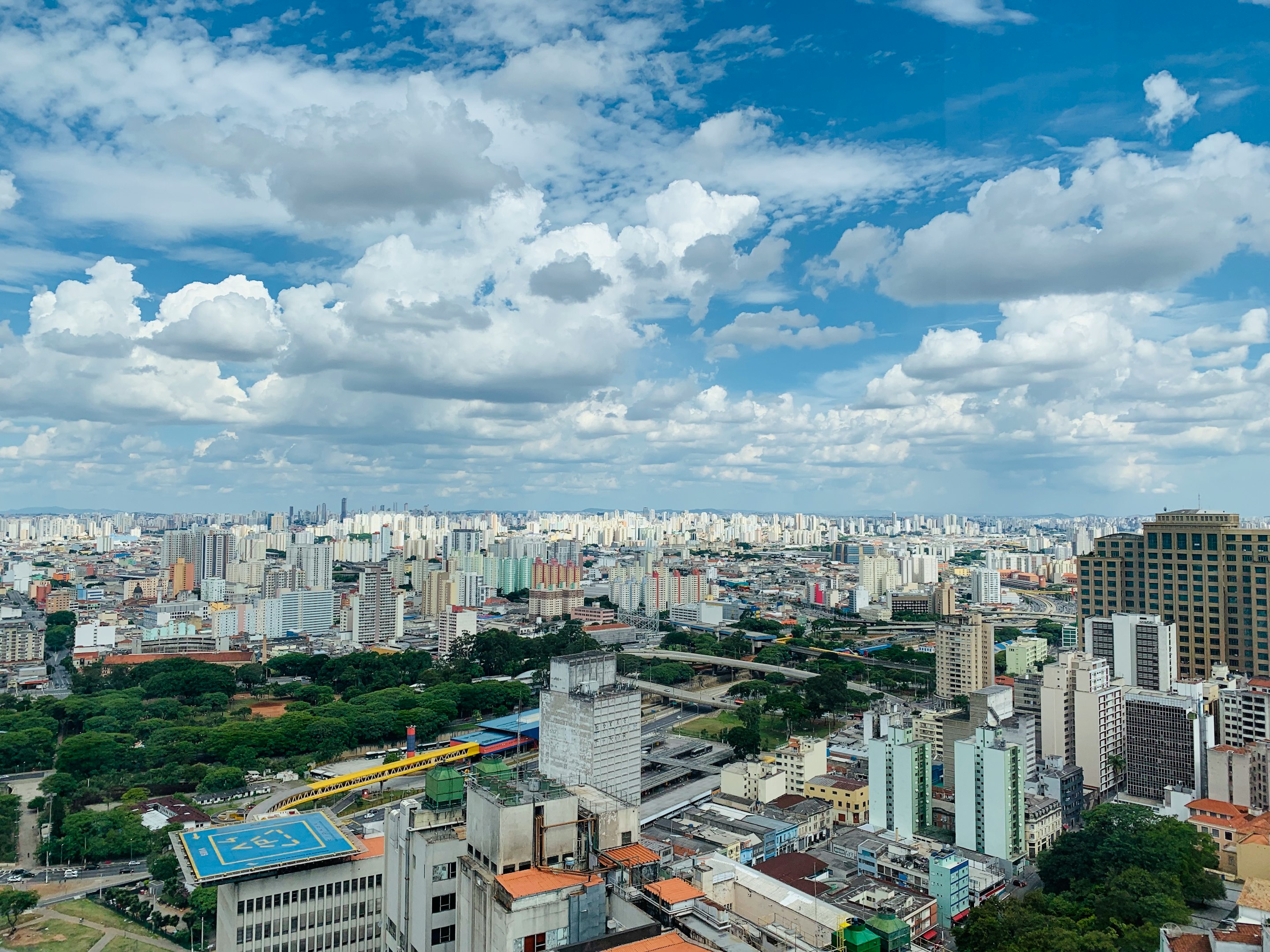 edificios de la ciudad bajo un cielo azul y blanco soleado y nublado durante el día