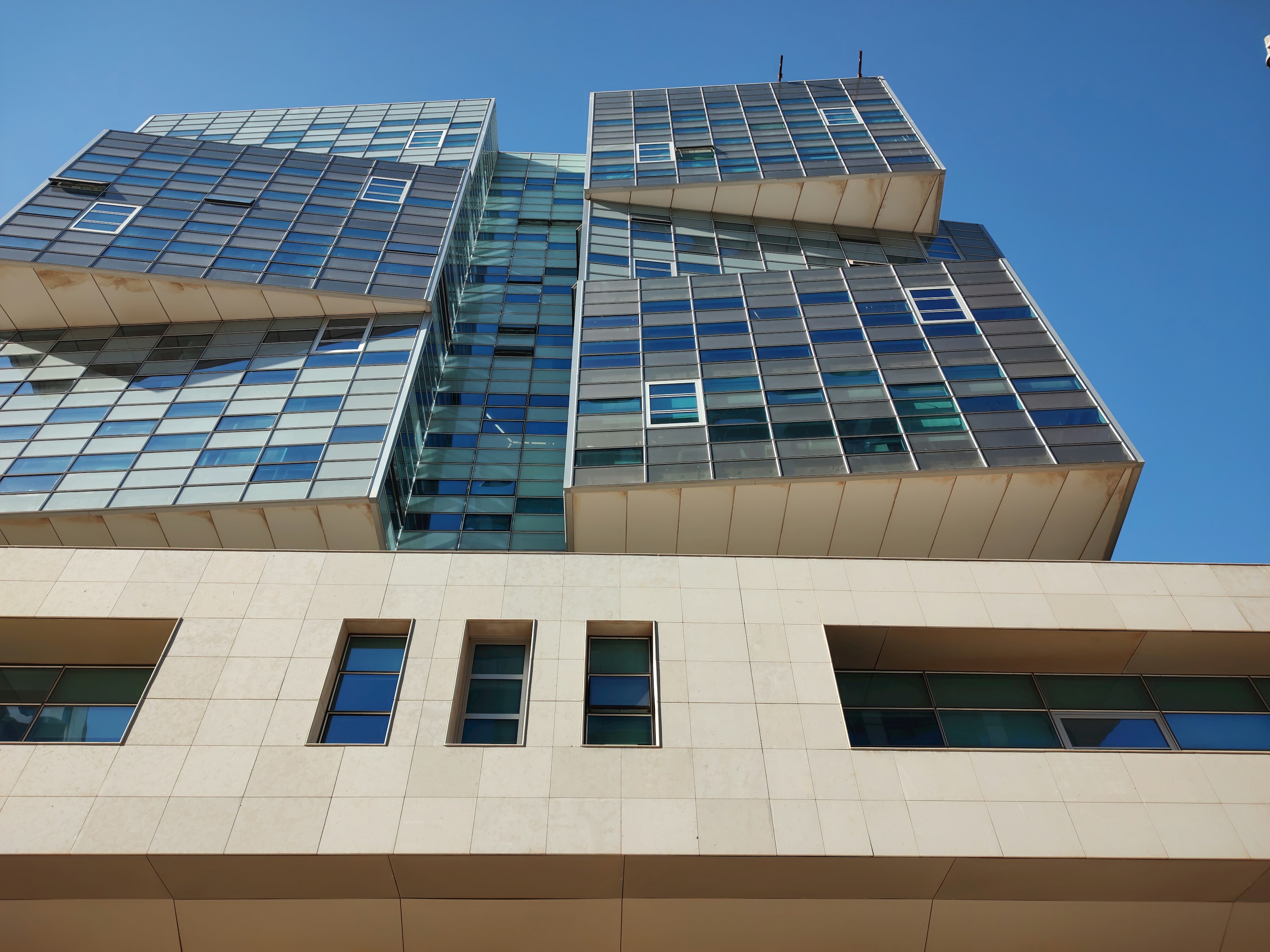 Un edificio muy alto con muchas ventanas