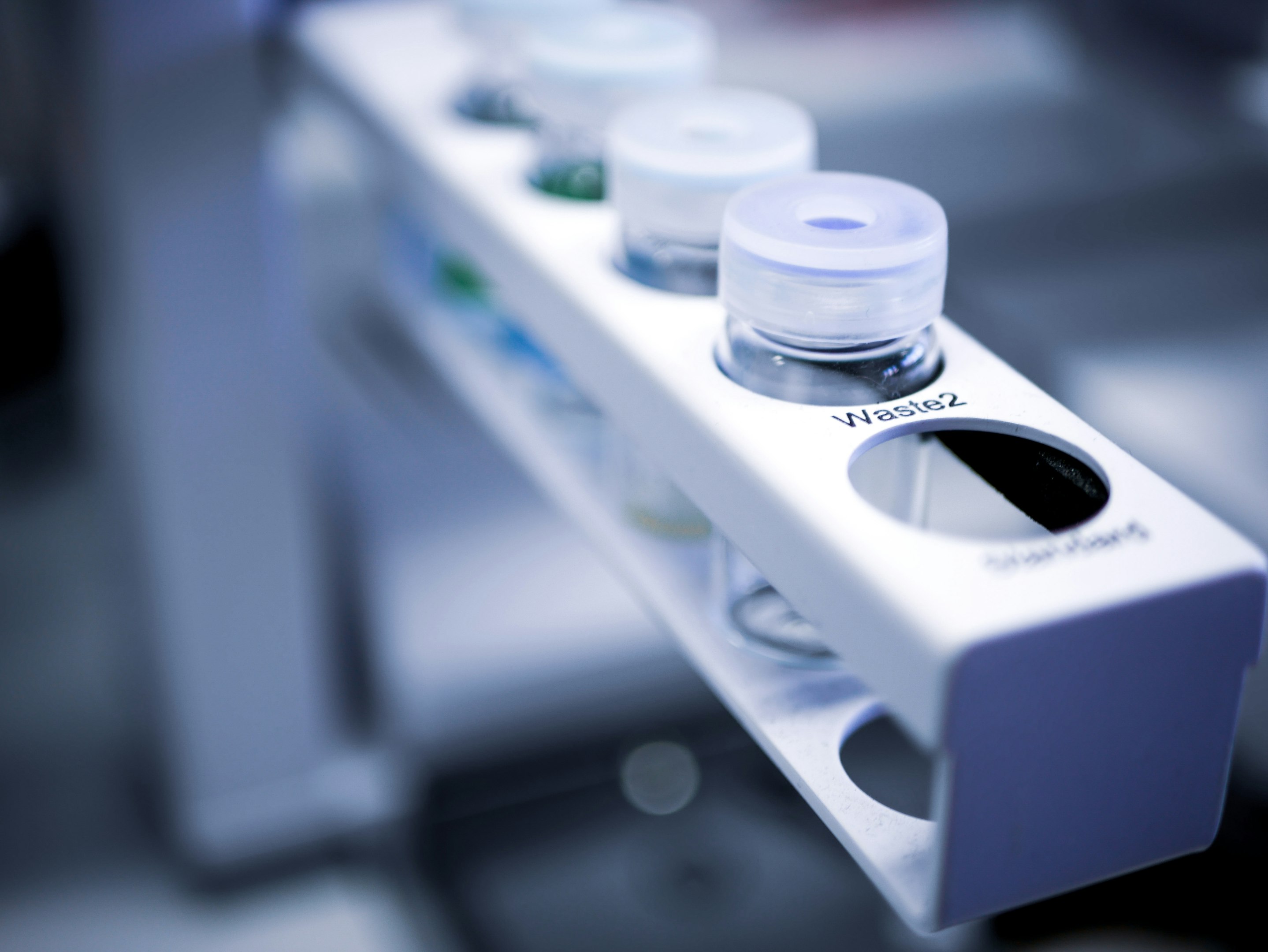 anillo plateado en caja blanca