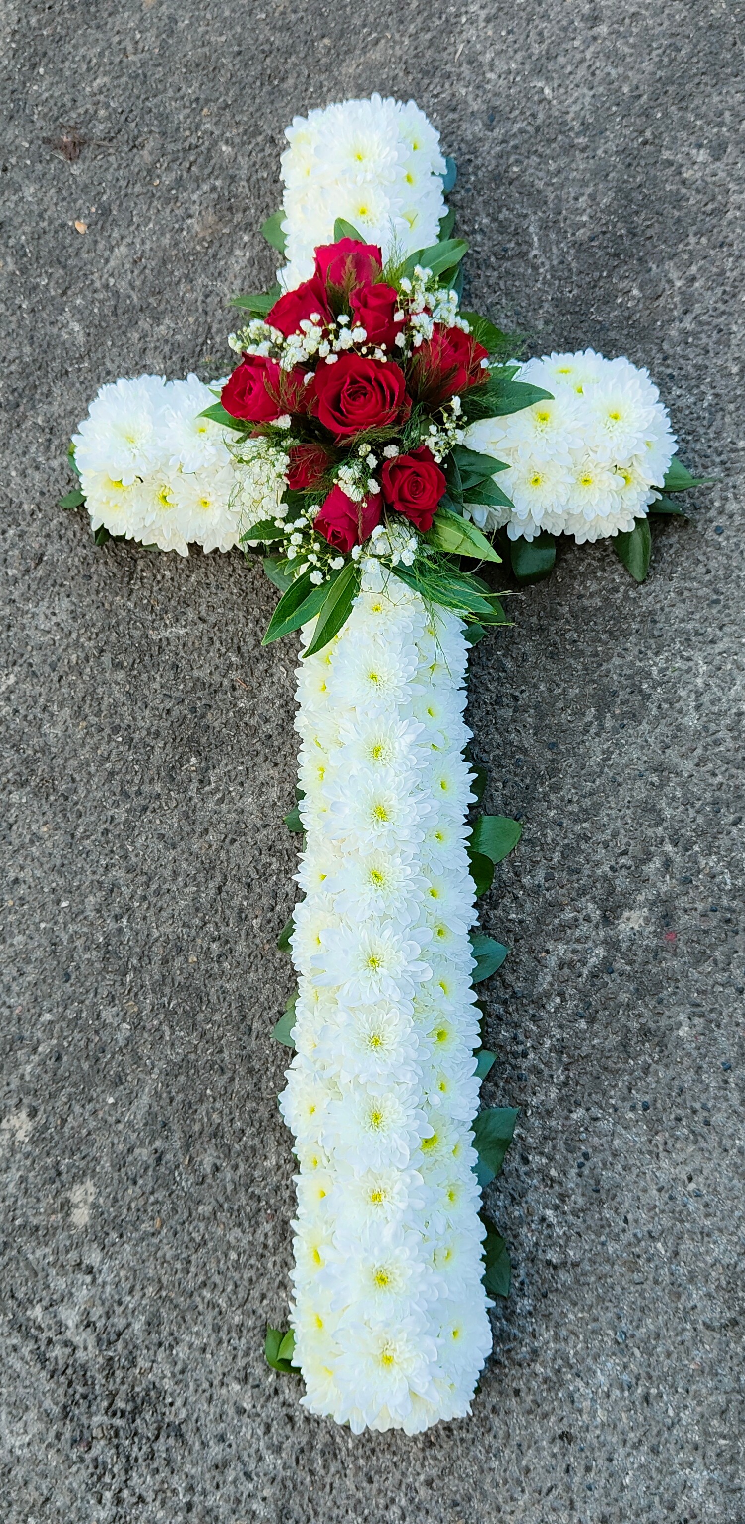 https://0201.nccdn.net/4_2/000/000/06b/a1b/white-cross-red-roses.jpg