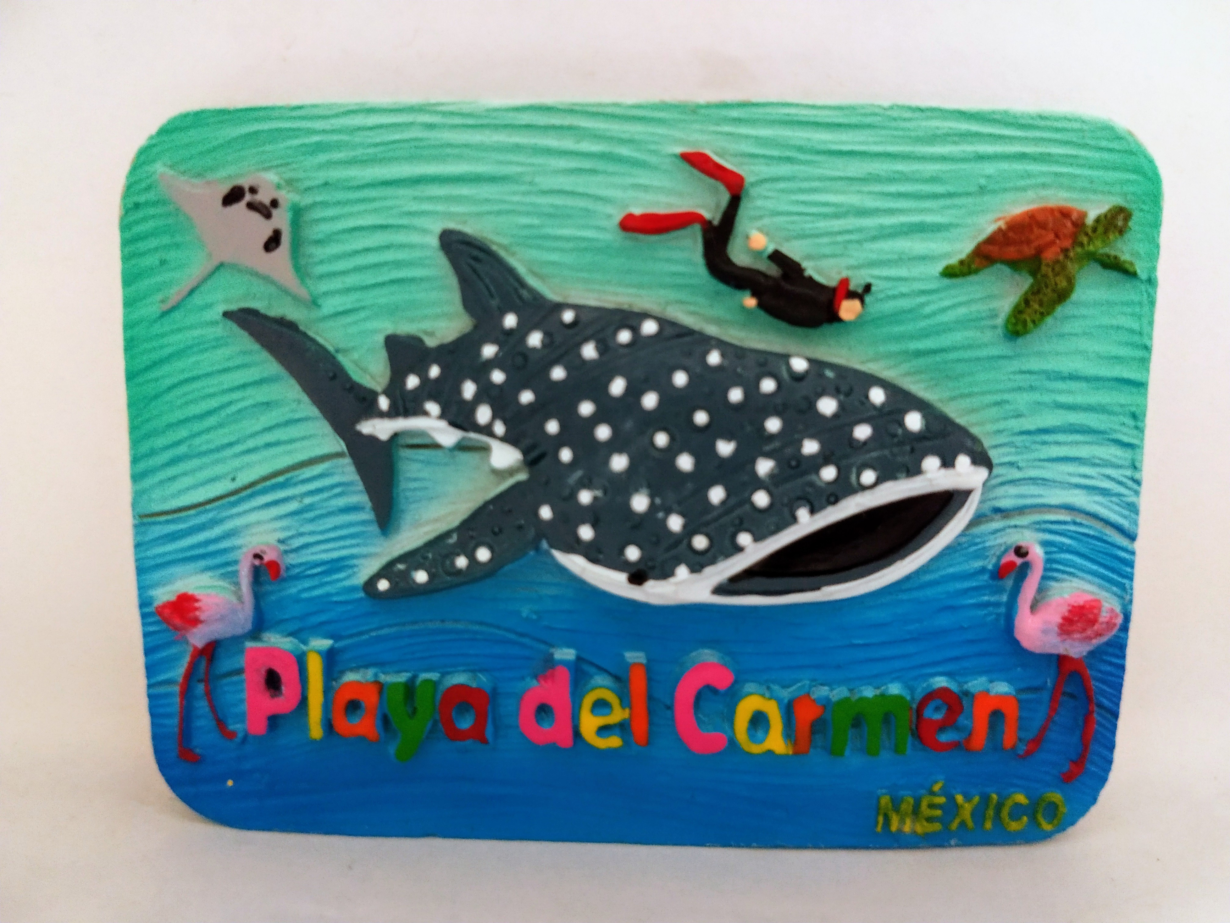 IMÁN DE RESINA 
PLAYA DEL CARMEN
PINTADO A MANO
8cm Ancho
6cm Alto