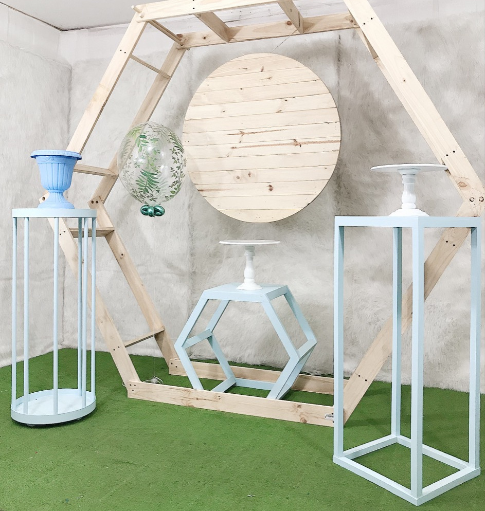 Mesa Cilindro Hueca
Alto 1.02M 40x40cm
$50.000
Mesa Cubo Hueca
Mediana 1,02 M Altura .41x41cm
$50.000
Mesa Hexagono Pequeña
Alto 61cm Ancho Interno 35cm Profunidad 42cm
Ancho Externo 70cm
$50.000