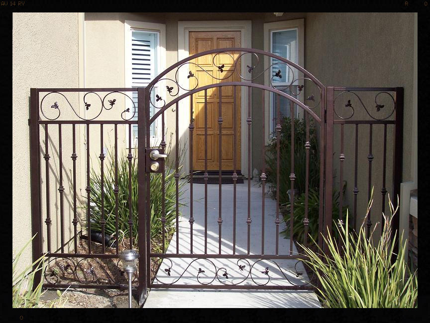 IRON COURTYARD GATE
WITH ITALIAN LEAF SCROLLS
TOP AND BOTTOM 