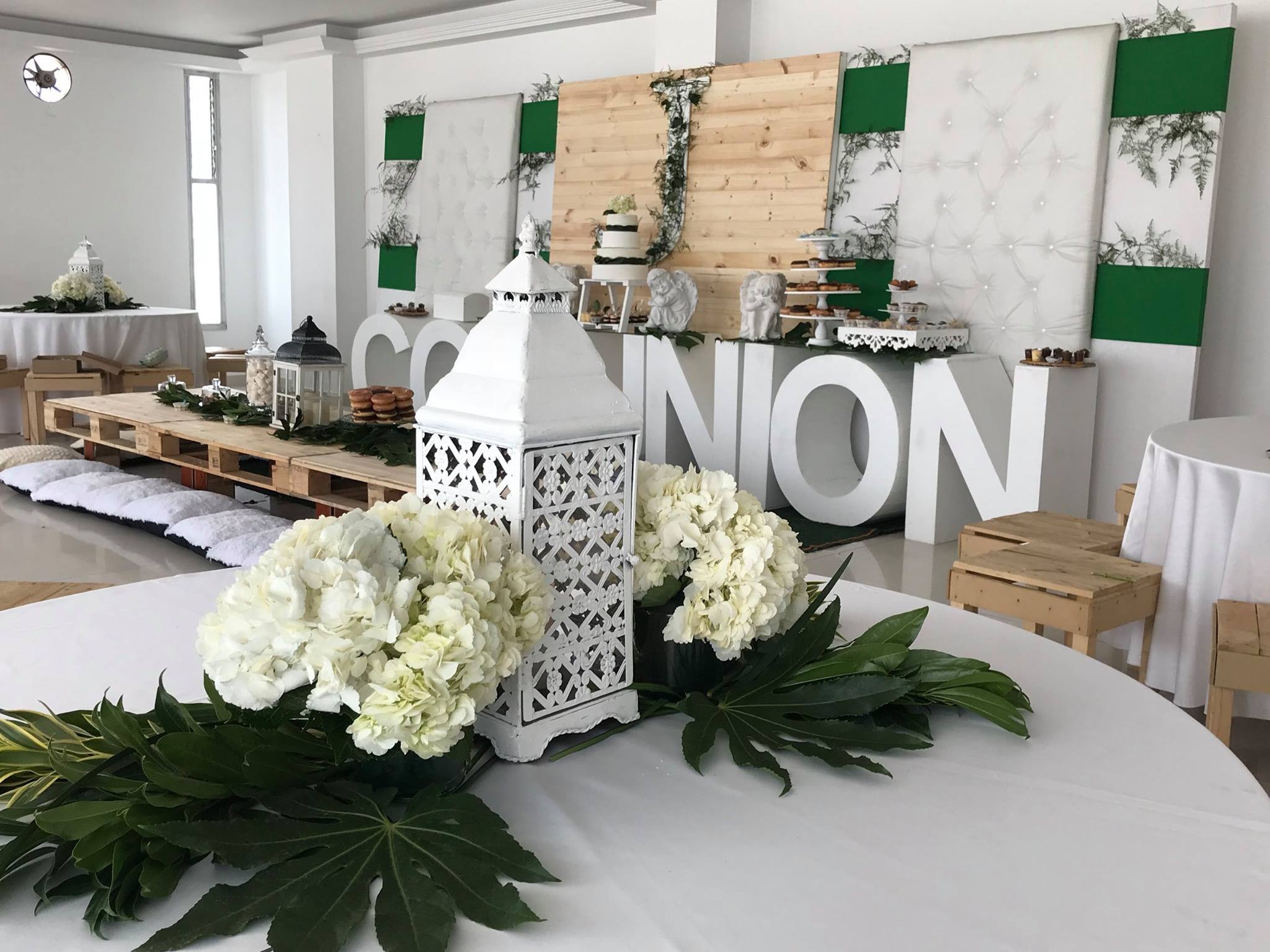 Farol blanco Arabesco 
Color blanco 
Medidas: 52cm de Atura x 17cm de Ancho
$30.000