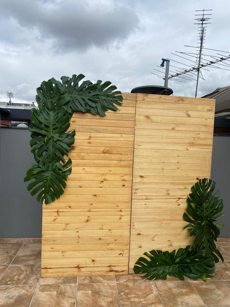 Altura 2.20m X 1.04m
Imagen referencia 2 modulos
Pared enchapa color Natural
 $ 50.000 precio unitario
Arte en follaje natural
 $ 50.000