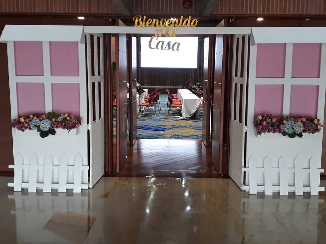 Ventanas color blanco
con cortinas y flores
Alquiler $ 650.000