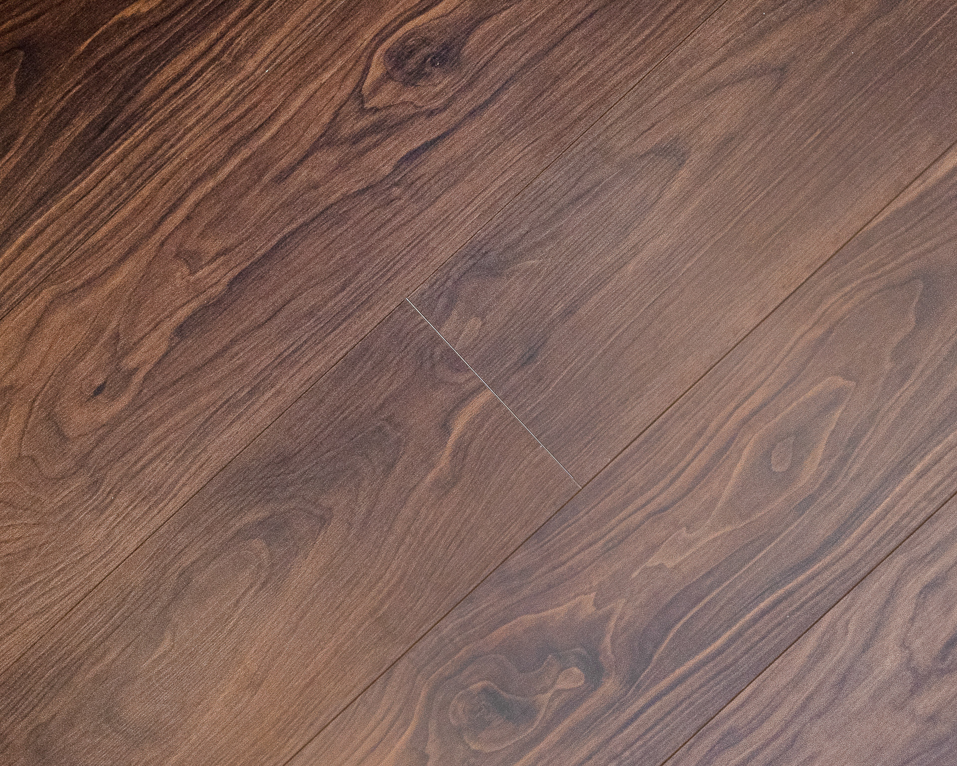 Viva Las Vegas Collection Desert Walnut
Edge Profile: Micro Bevel - Thickness: 8 mm
Length: 5 ft -  Width: 9"
Locking System: Unilin