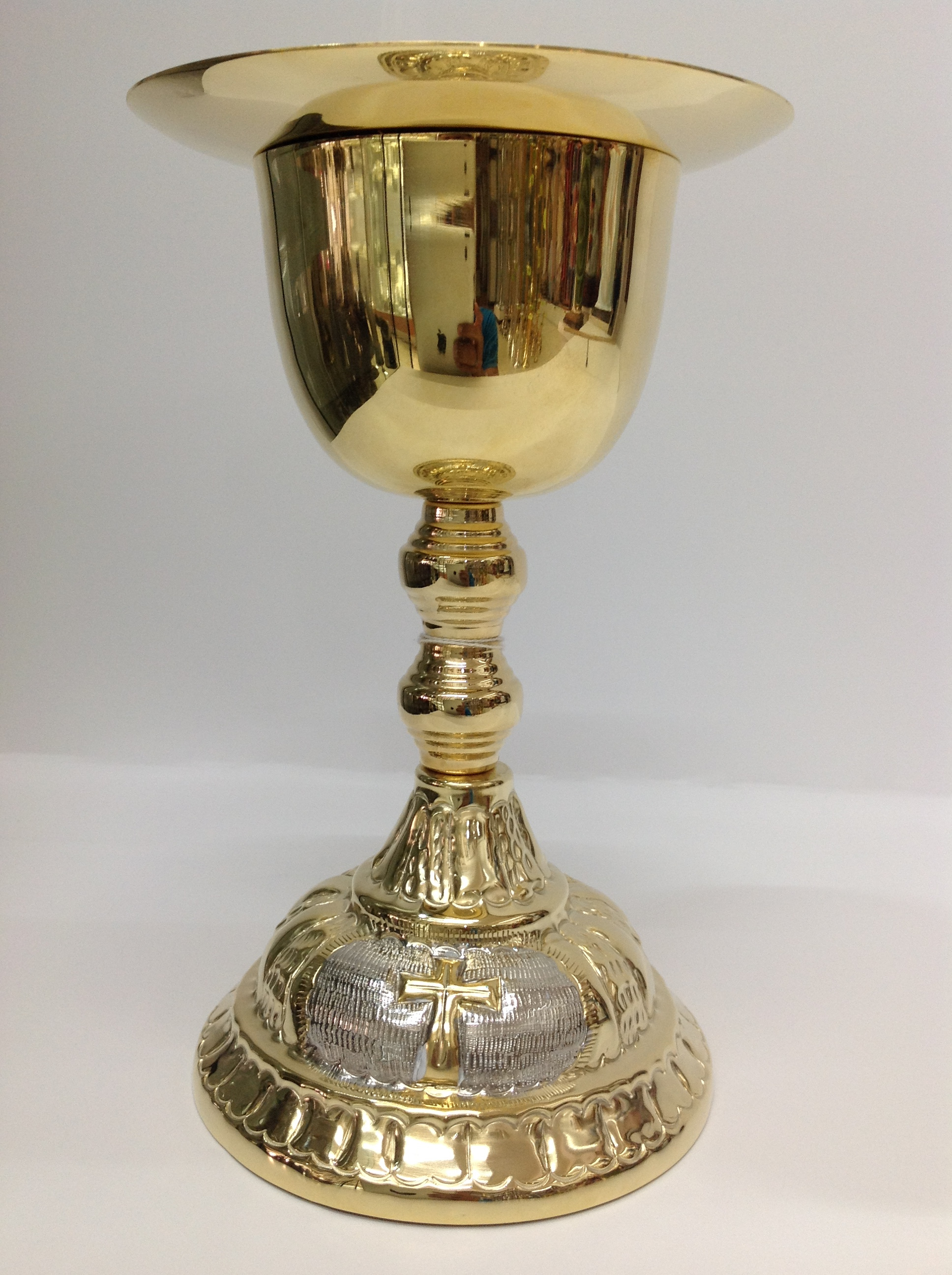 CALIZ EN CHAPA LISO CON BASE COMBINADA EN DISEÑO DE CRUZ

preguntar por existencias.