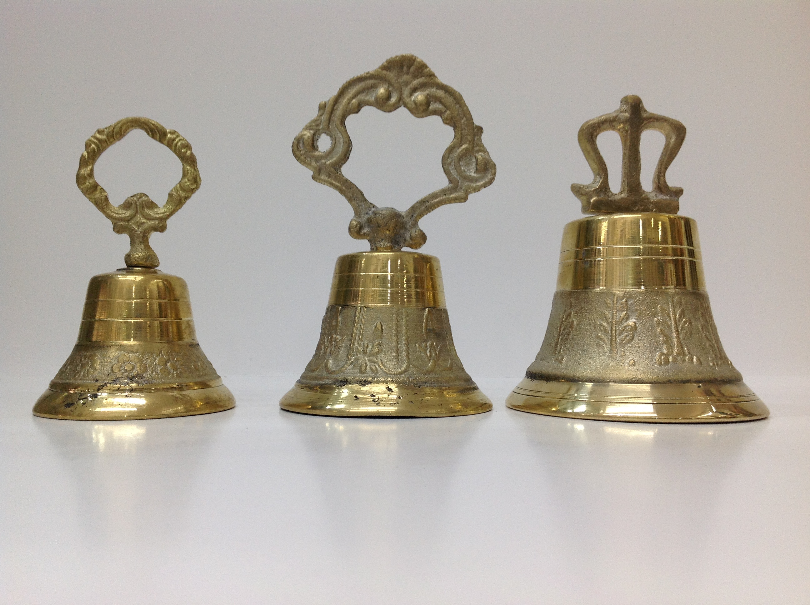 CAMPAS DE BRONCE GRABADAS DEL NUMERO #4 - #6 - #7

preguntar por existencias.