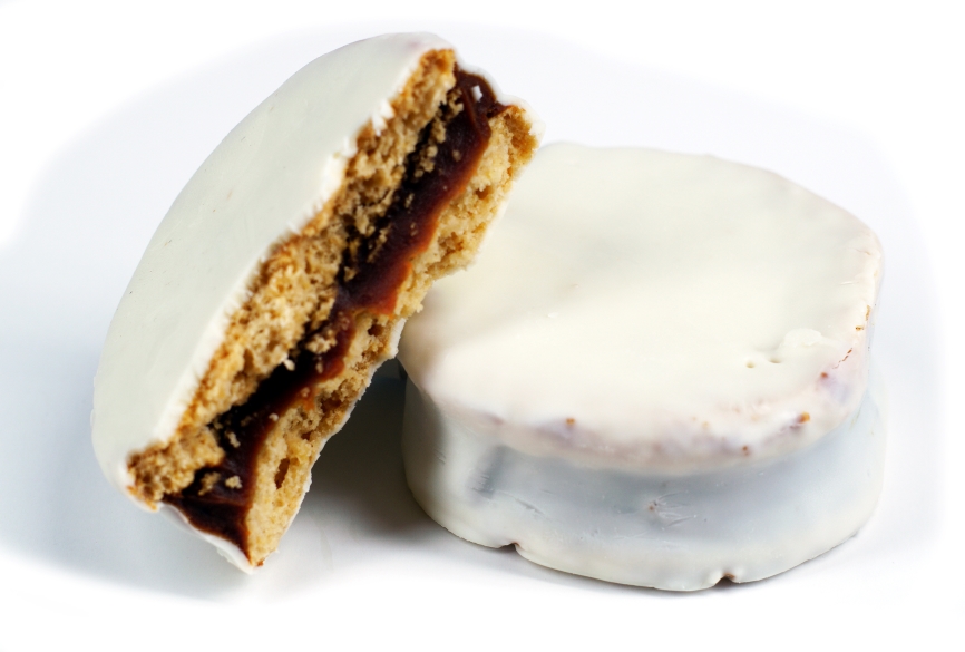 Alfajor con cubierta de chocolate blanco
