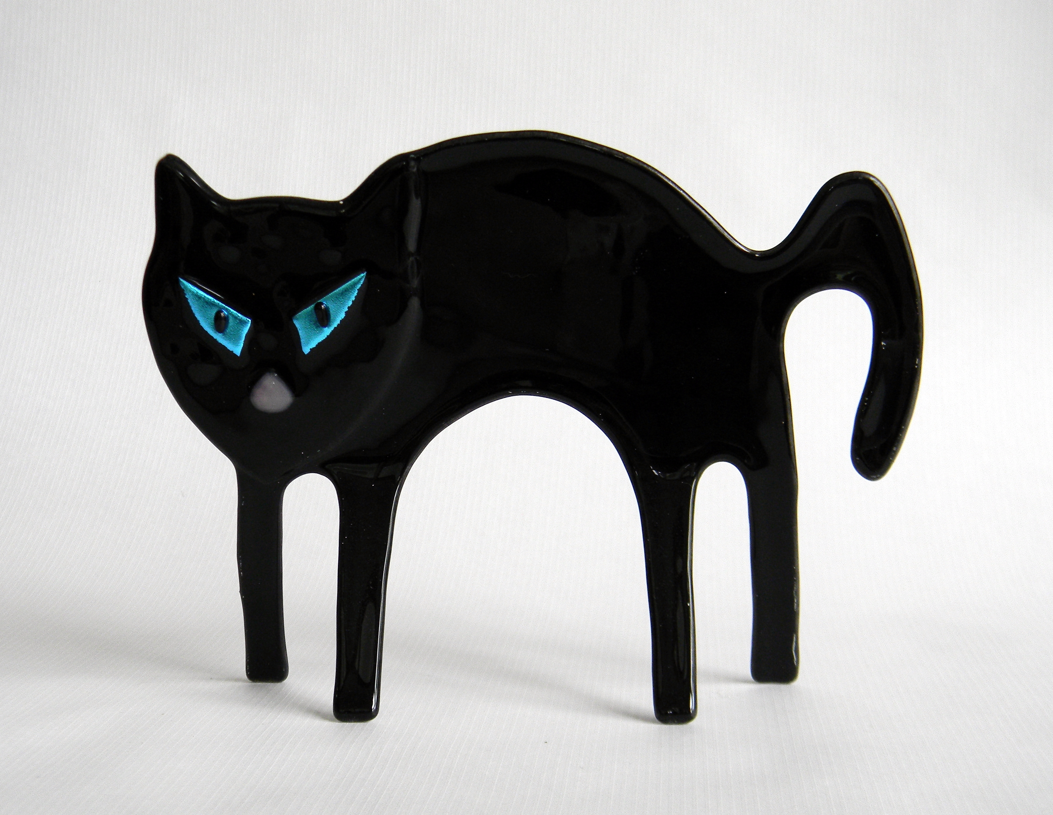 "Frightened Cat"
by Urii Guchenia
Glass Size - 5-1/2"H X 7-3/8"W
$79.00
