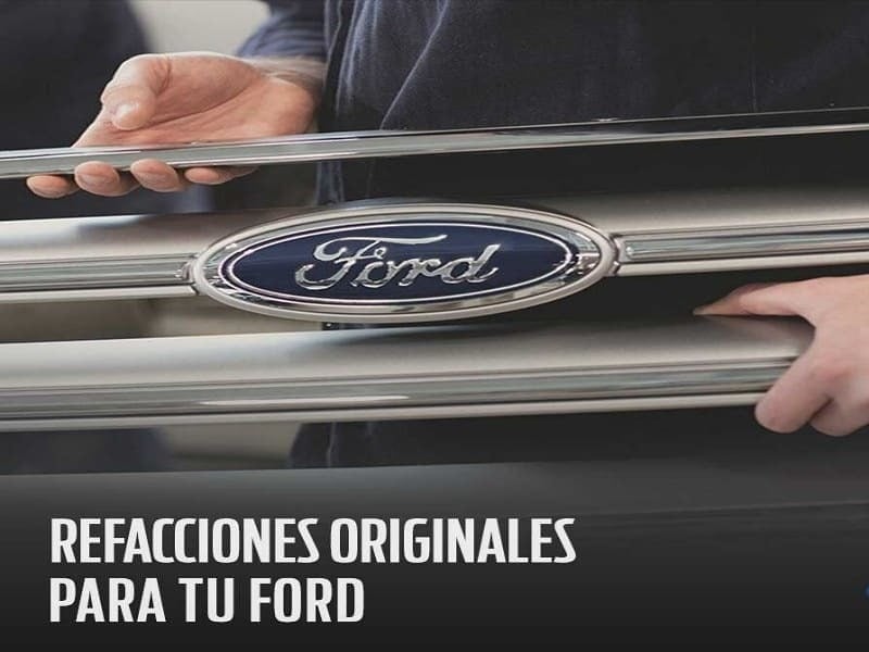 Persona sosteniendo parrilla delantera con logo de Ford y texto 'Refacciones originales para tu Ford'.