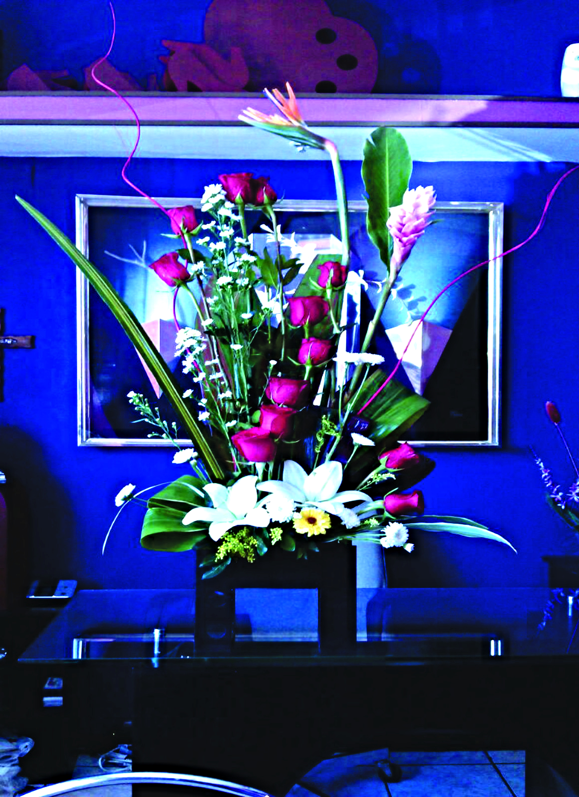 Arreglo A14 de 12 rosas rojas con dos lilies puede variar el color y una ave de paraiso.
$ 850