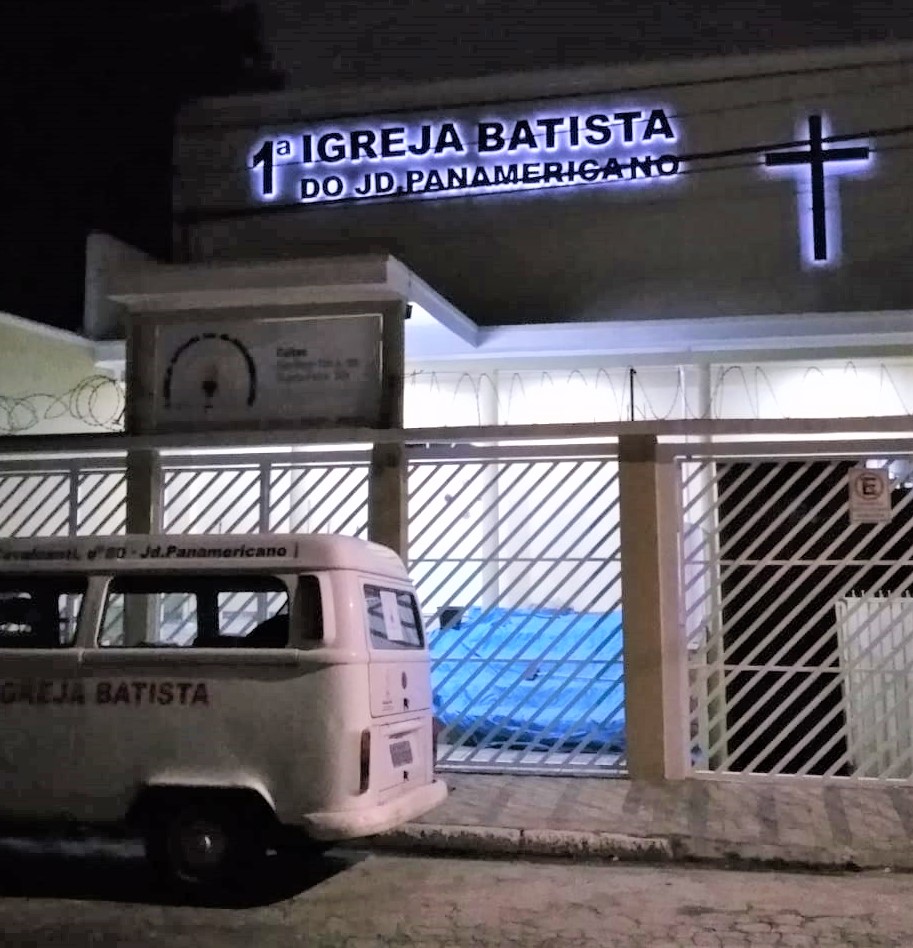 LETRAS EM CHAPAS GALVANIZADAS, ILUMINADAS COM LEDS
