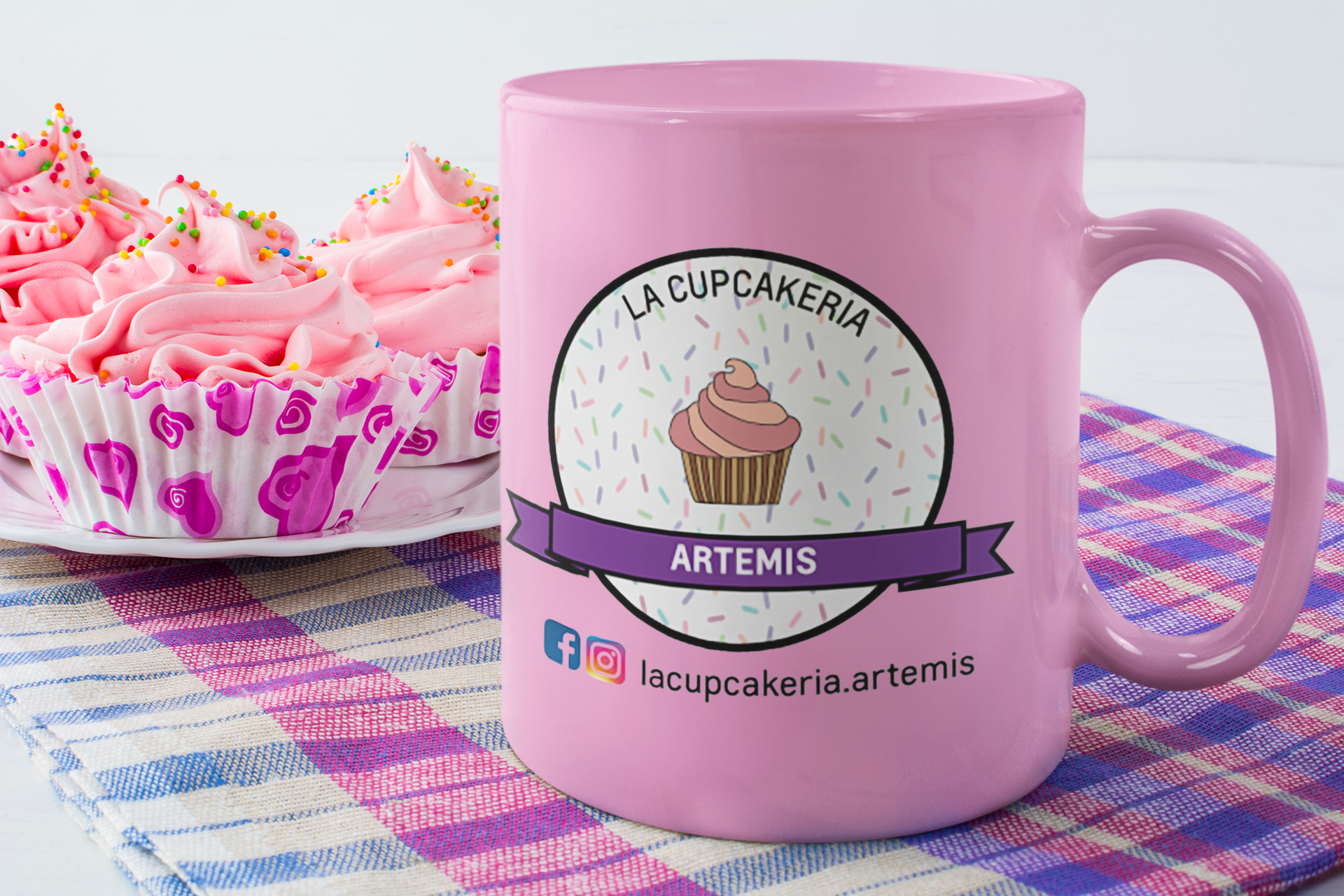 https://0201.nccdn.net/4_2/000/000/071/260/la-cupcakeria.png
