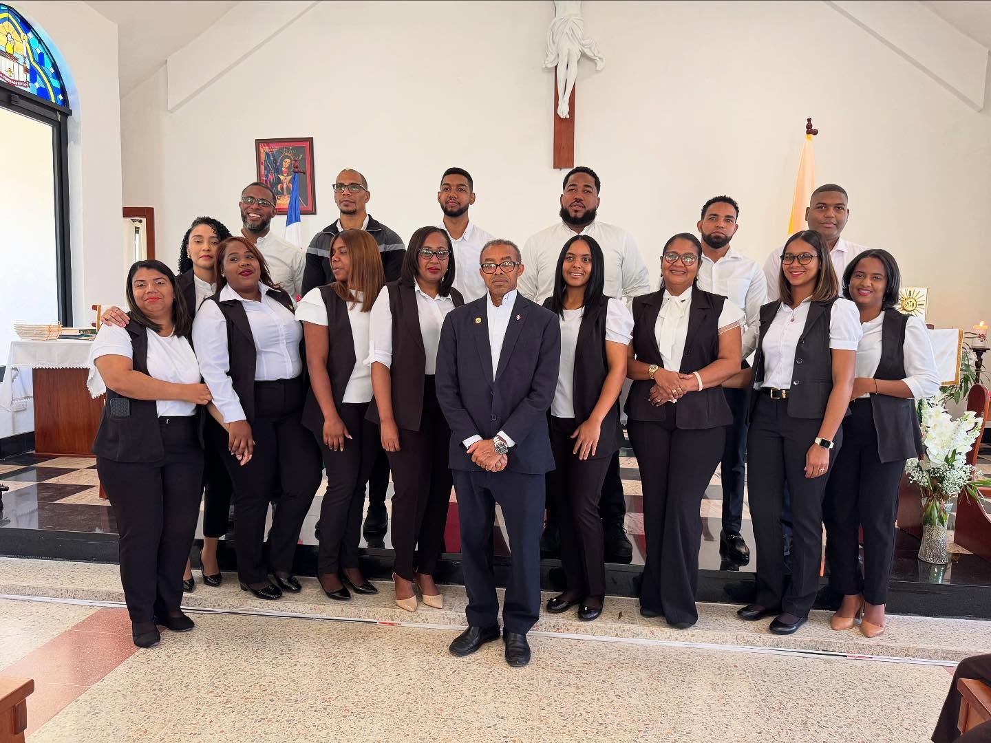 Grupo de personas sonrientes discutiendo documentos en una mesa redonda dentro de una oficina iluminada. Grupo de personas sonrientes discutiendo documentos en una mesa redonda dentro de una oficina iluminada.