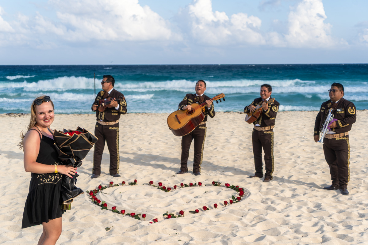 https://0201.nccdn.net/4_2/000/000/071/260/mariachi-surprise-playa-delfines-cancun-couple-session-lux-artif.jpg