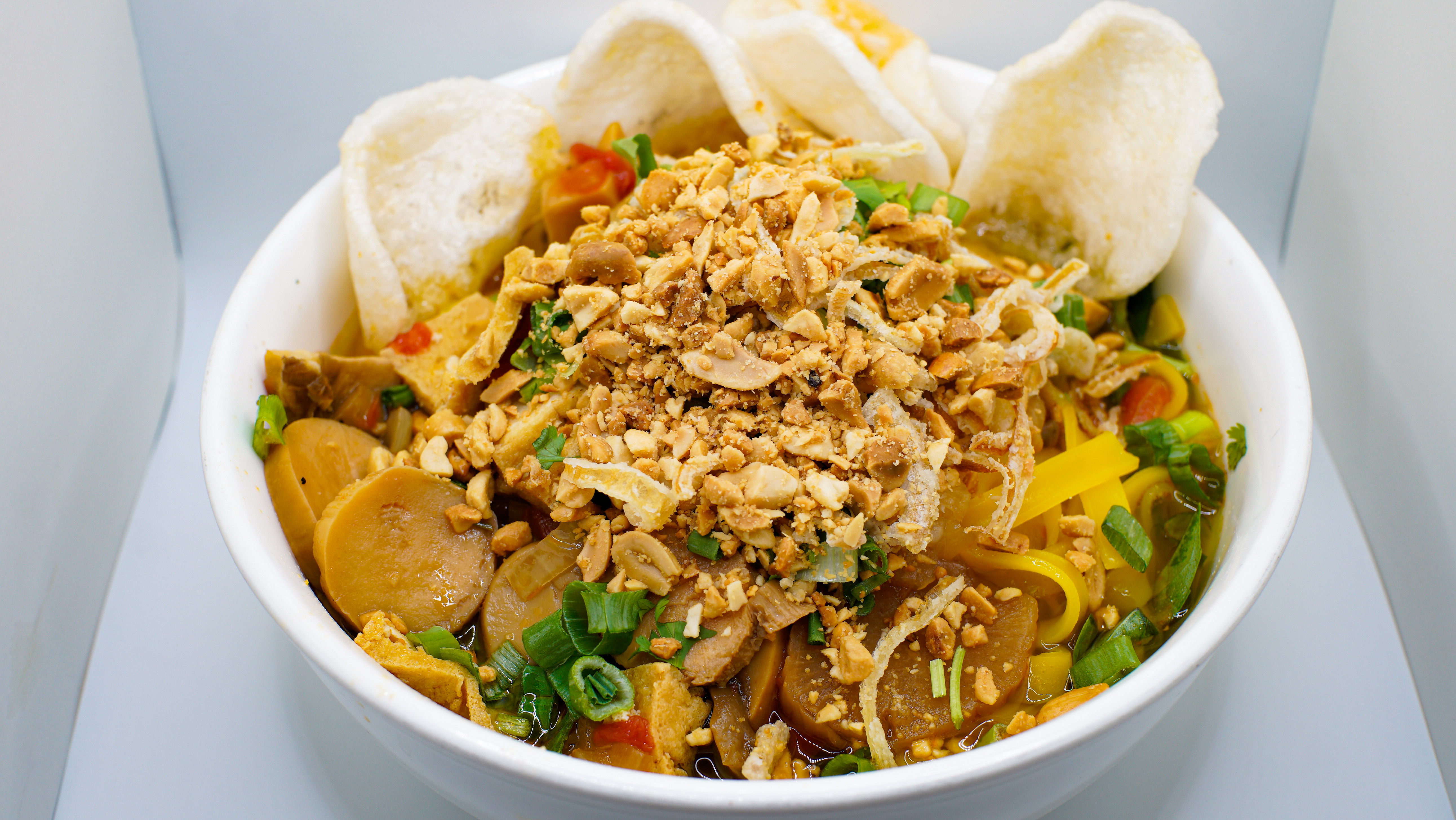 13V. MI QUANG CHAY (G)
Rice Noodles W/ Light Veggie Broth 
and Sauteed Tofu and Mushrooms, 
and Lettuce, Herbs
Topped W/ Peanuts and 
Sesame Rice Cracker