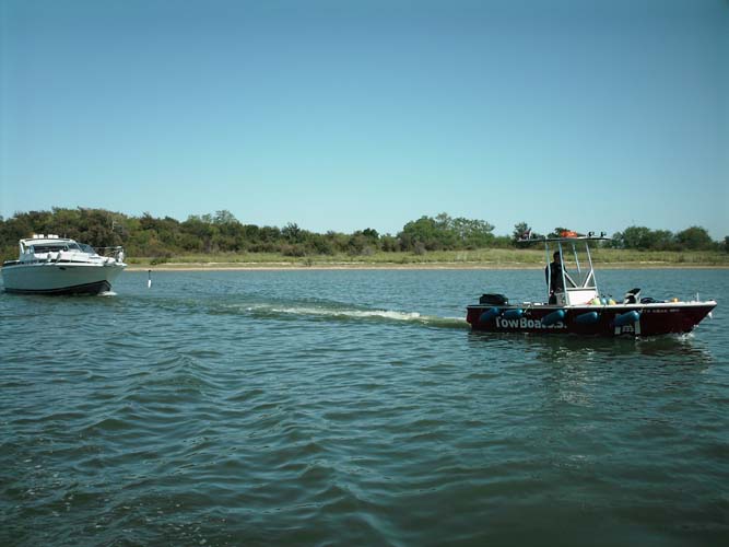 Tow boat on lake||||