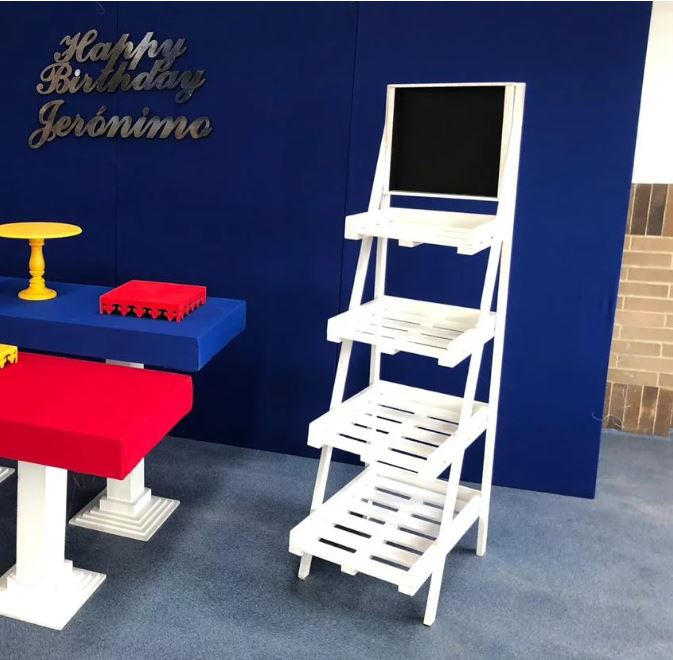 Escalera lineal 4 peldaños 
Color blanco
Alquiler $ 60.000