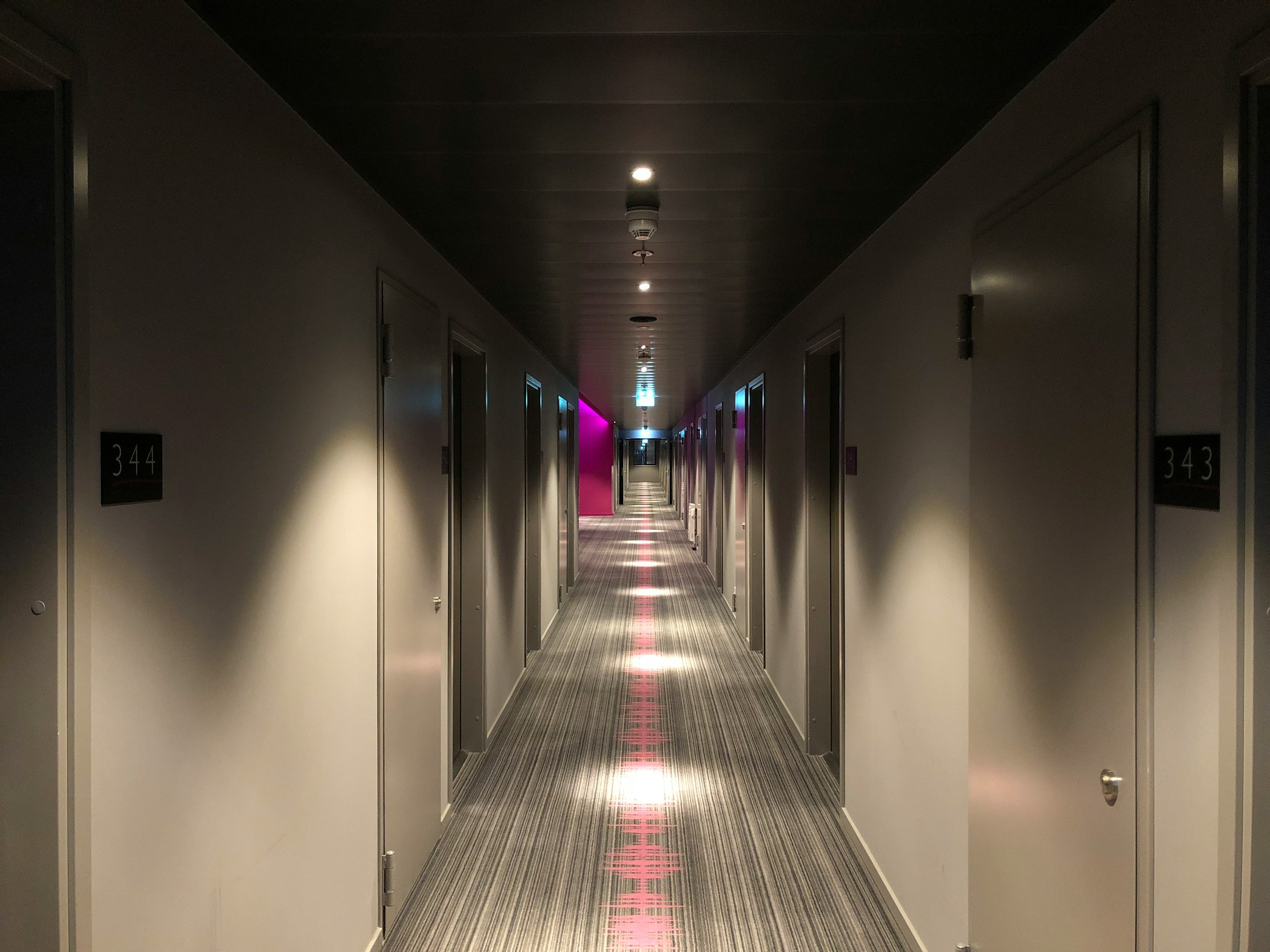 camino de edificio vacío
