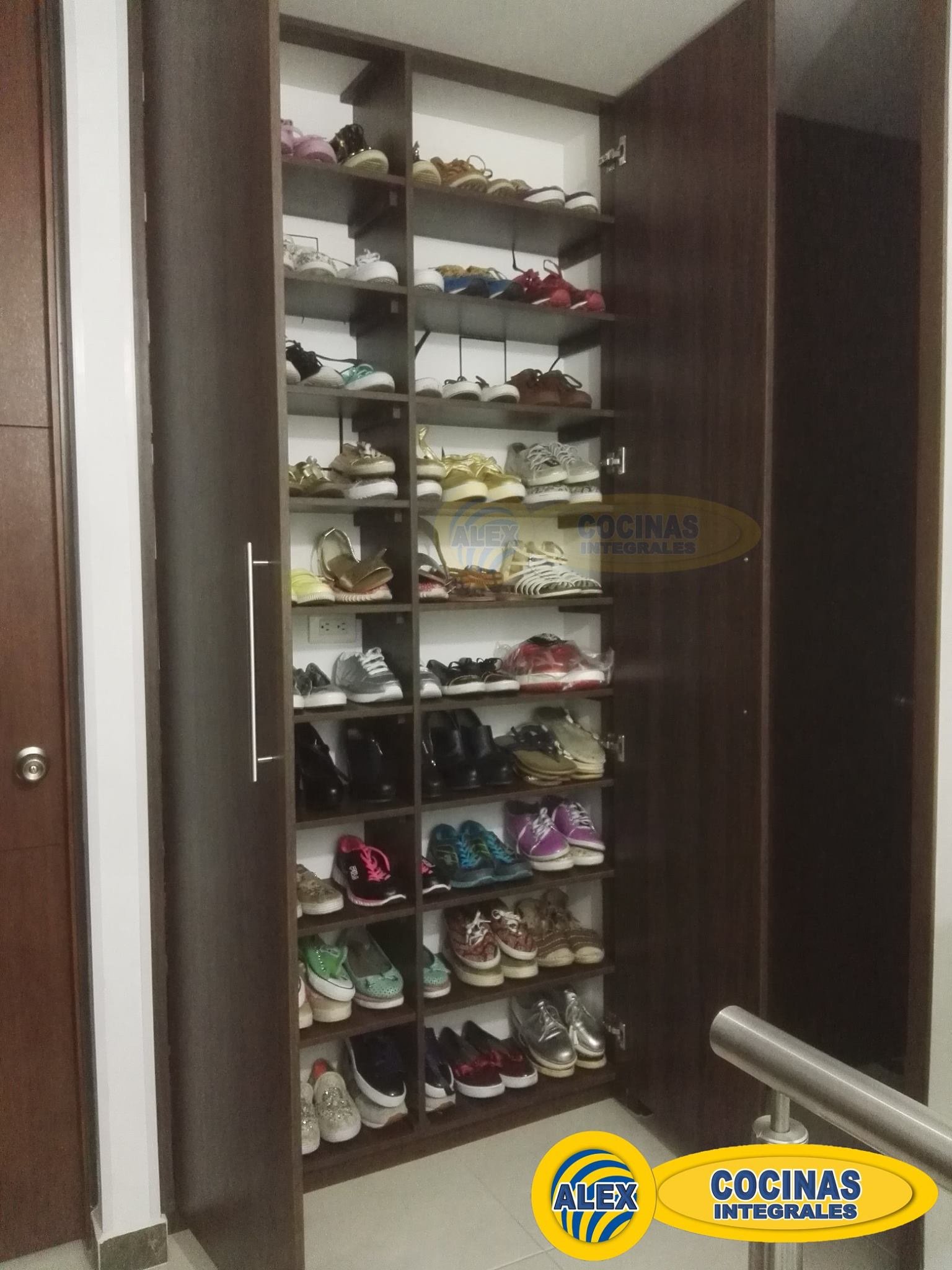 Closet-Zapatero color Amaretto