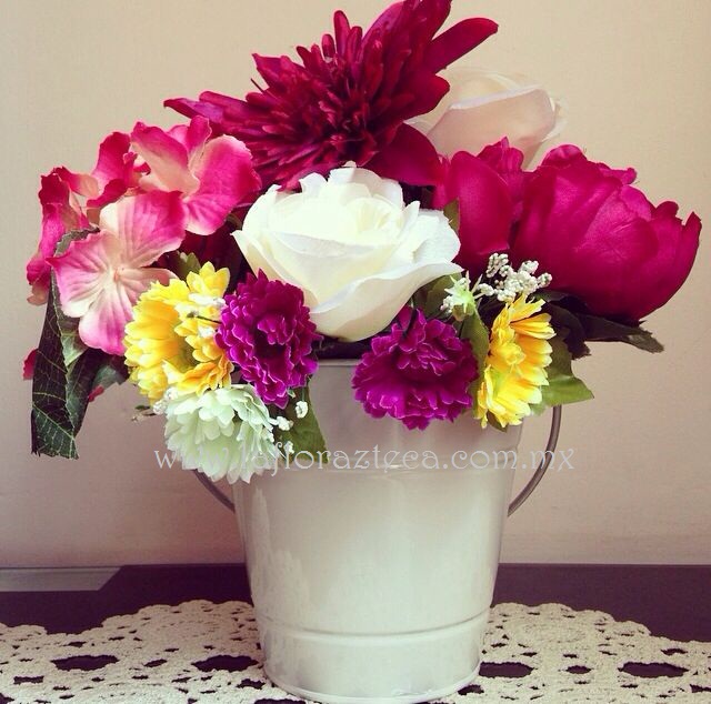 MD - 103  $680
Rosas, Margaritas y Hortensias en cubeta vintage